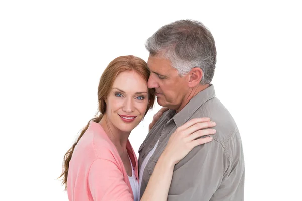 Casual casal abraçando e sorrindo — Fotografia de Stock