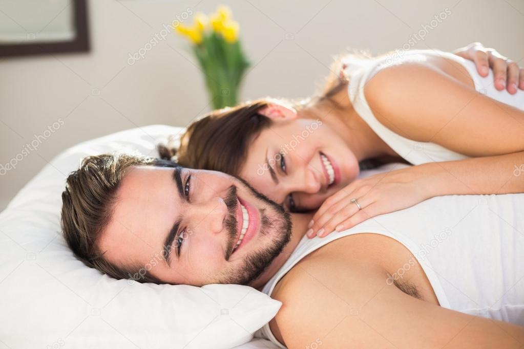 Pareja abrazados en la cama fotos de stock, imágenes de Pareja abrazados en  la cama sin royalties | Depositphotos