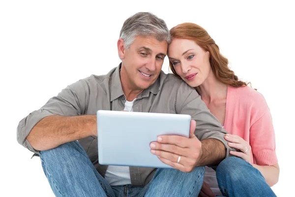 Lässiges Paar sitzt mit Tablet — Stockfoto