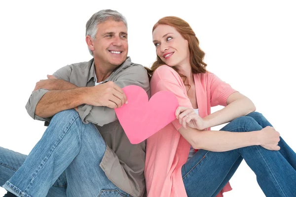 Casal casal segurando coração rosa — Fotografia de Stock