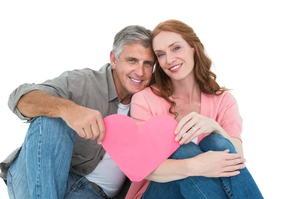 Pareja casual sosteniendo el corazón rosa —  Fotos de Stock