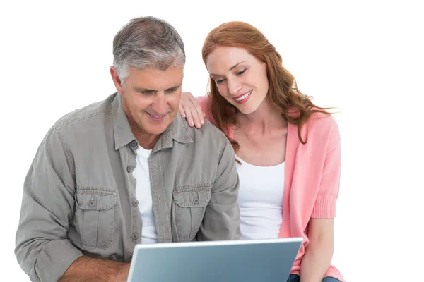 Pareja casual mirando el portátil — Foto de Stock