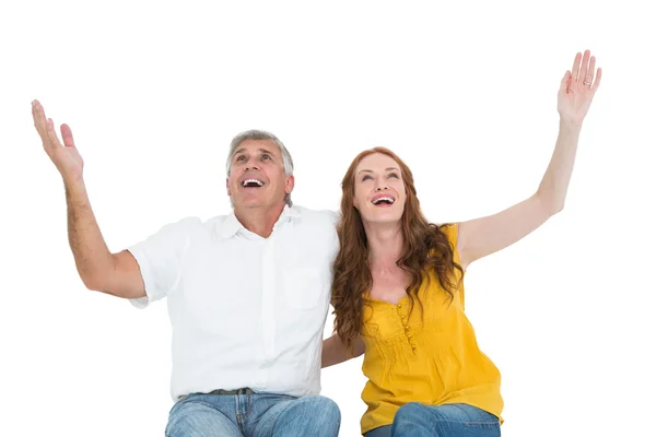 Casual paar lacht met wapens aan de orde gesteld — Stockfoto