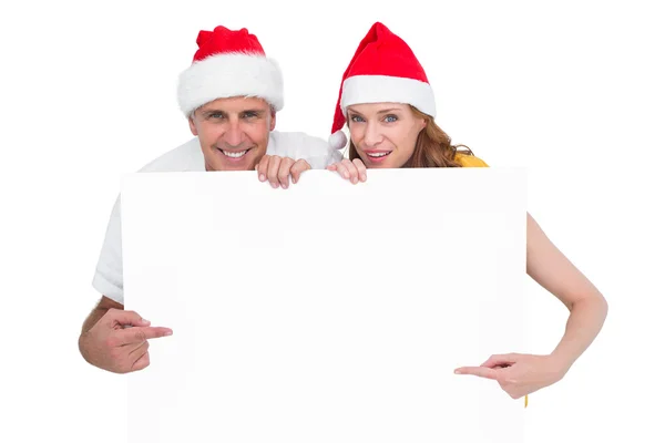 Couple festif montrant une affiche — Photo