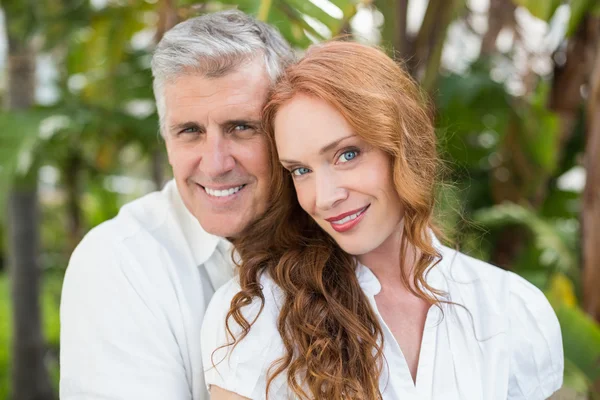 Couple occasionnel souriant à la caméra — Photo