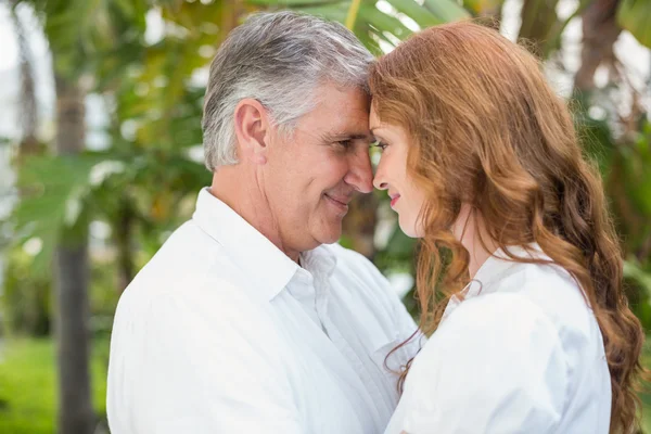 Casal casal sorrindo um para o outro — Fotografia de Stock