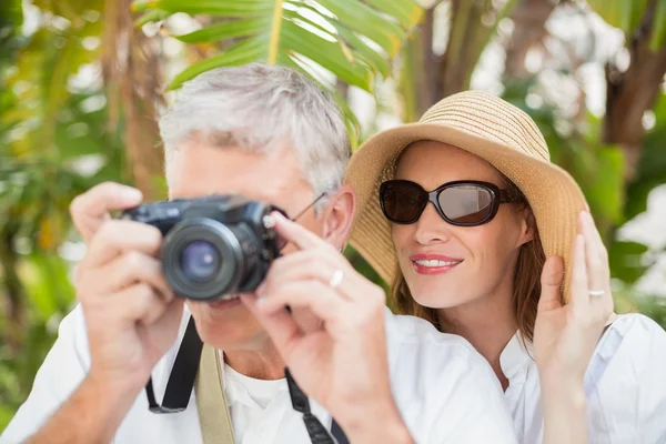Holidaying couple taking a photo — Stock Photo, Image