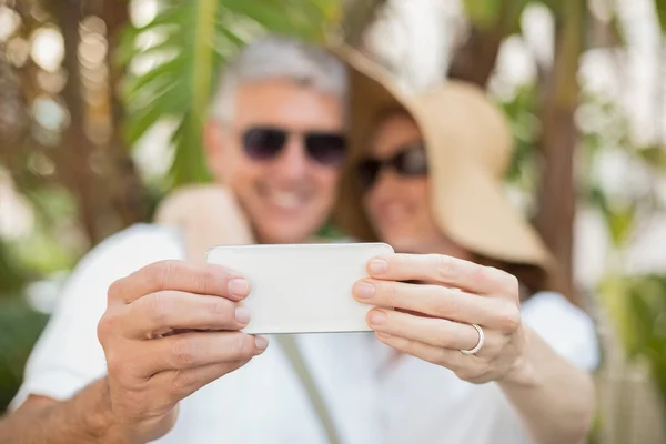 Pareja de vacaciones tomando una selfie — Foto de Stock