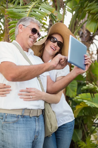 Couple en vacances prenant un selfie — Photo
