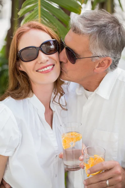 Vakantie paar roosteren met cocktails — Stockfoto