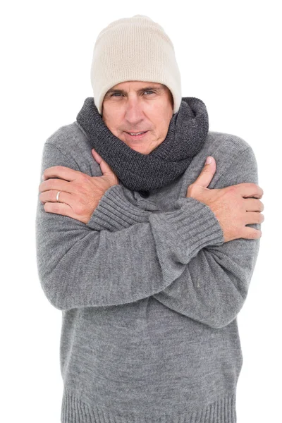 Случайный человек дрожит в теплой одежде — стоковое фото