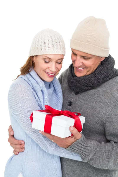 Coppia casual in abbigliamento caldo in possesso di regalo — Foto Stock