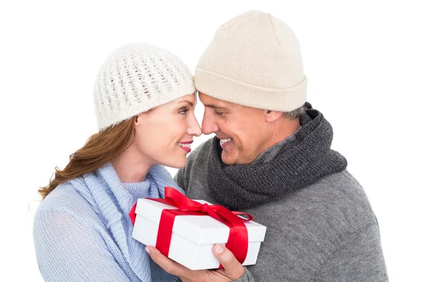 Pareja casual en ropa de abrigo sosteniendo regalo — Foto de Stock