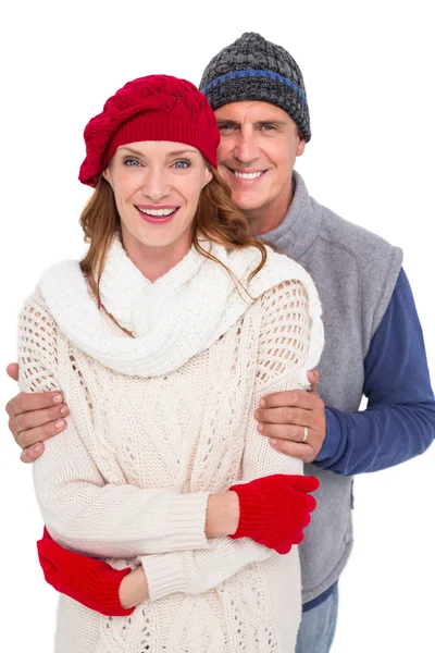 Ευτυχισμένο ζευγάρι σε ζεστά ρούχα — Φωτογραφία Αρχείου