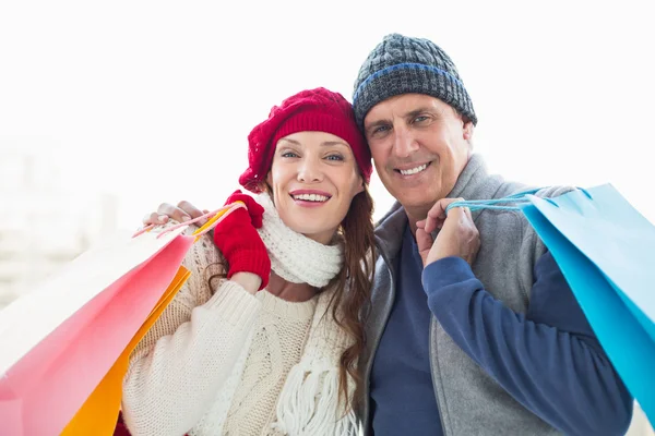幸せなカップルが買い物袋暖かい服装で — ストック写真