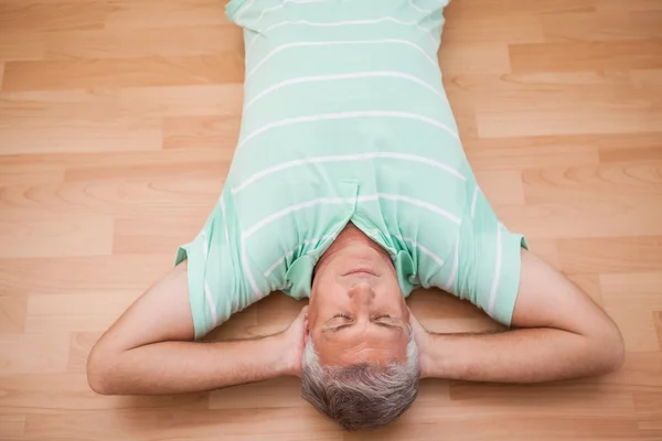 Пожилой человек лежит на полу — стоковое фото