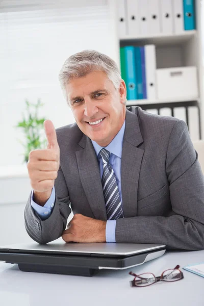 Χαμογελαστή επιχειρηματίας δείχνει αντίχειρες επάνω — Φωτογραφία Αρχείου