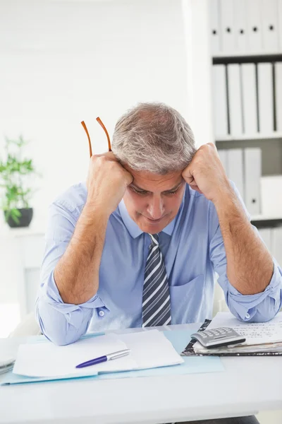 Stressad affärsman med huvudet i händerna — Stockfoto