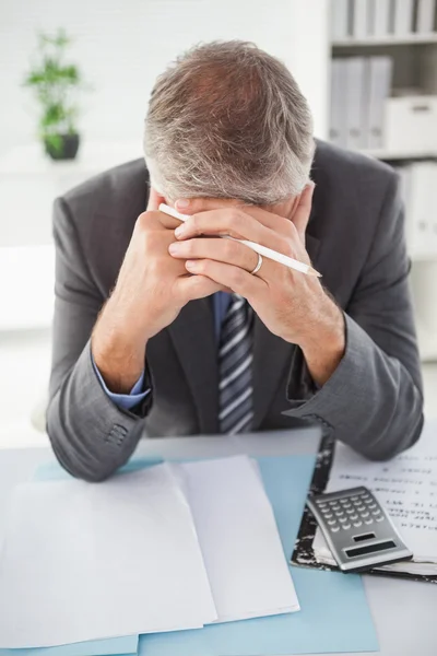 Benadrukt zakenman met hoofd in handen — Stockfoto