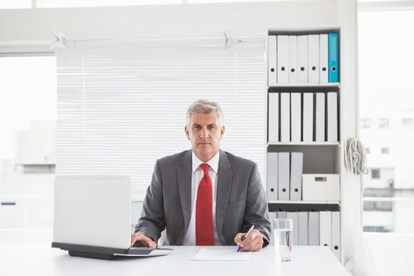 Mature businessman looking at camera — Stock Photo, Image