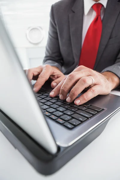 Reifer Geschäftsmann mit Laptop — Stockfoto