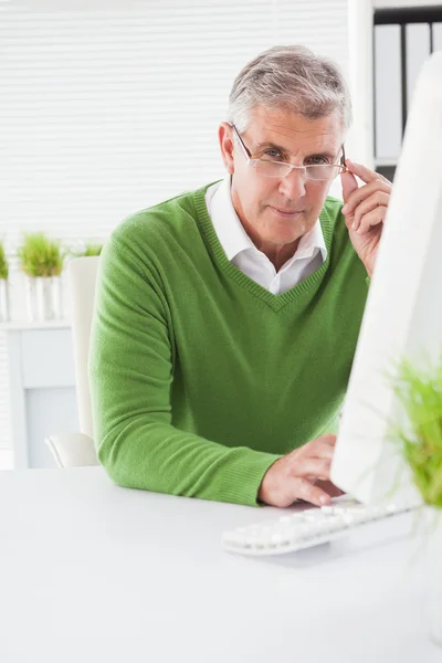 Casual businessman looking at camera — Stock Photo, Image