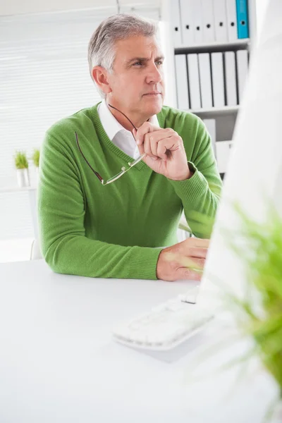Casual επιχειρηματίας κοιτάζοντας οθόνη υπολογιστή — Φωτογραφία Αρχείου