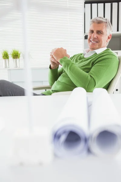 Gelegenheitsunternehmer blickt in die Kamera — Stockfoto