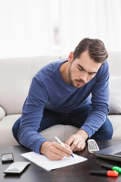 Jonge man zijn facturen betalen — Stockfoto