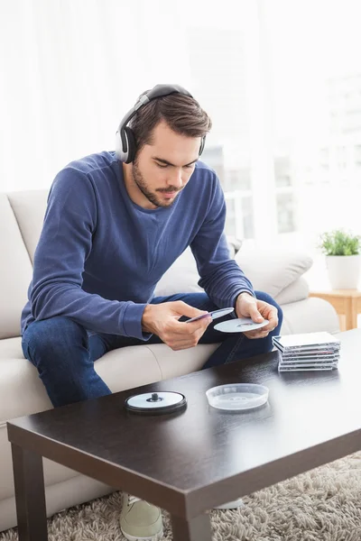 Young man listening to cds — Stock Photo, Image