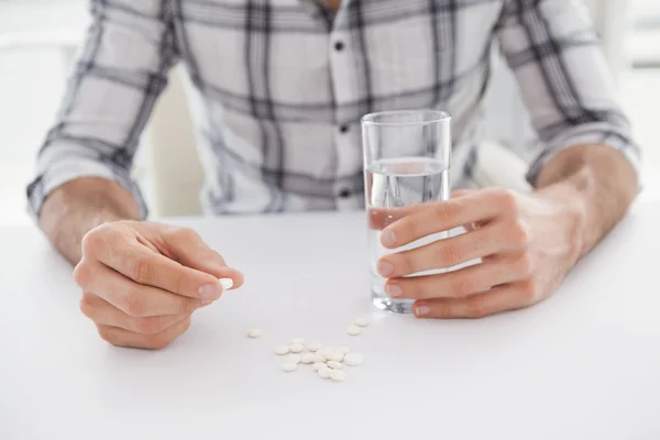 Příležitostné podnikatel drží sklenici vody a tablet — Stock fotografie