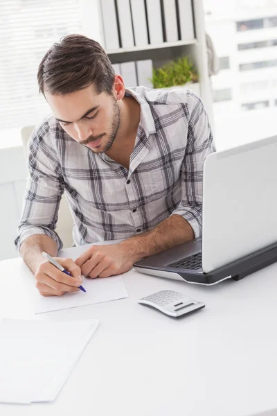 Biznesmen dorywczo pisania na biurku — Zdjęcie stockowe