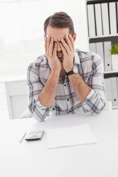 Casual empresário sentindo-se estressado em sua mesa — Fotografia de Stock