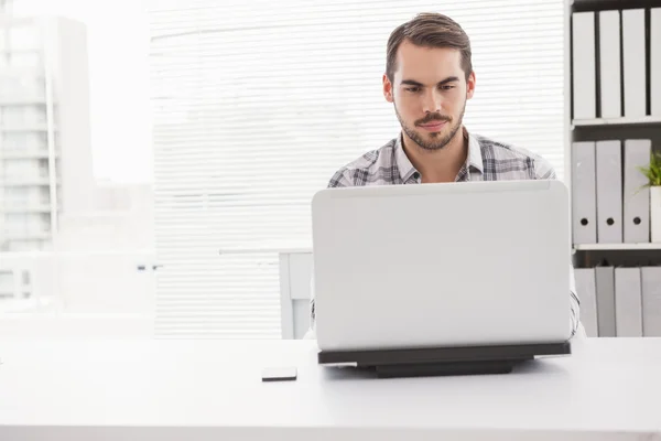 Випадковий бізнесмен, використовуючи свій ноутбук за столом — стокове фото