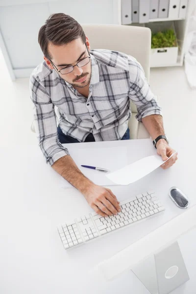 Casual homem de negócios usando seu computador — Fotografia de Stock