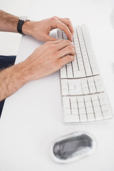 Бизнесмен печатает на клавиатуре компьютера — стоковое фото