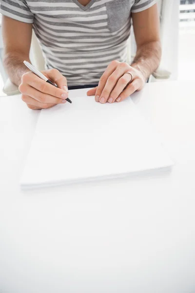 Casual empresário escrevendo em sua mesa — Fotografia de Stock