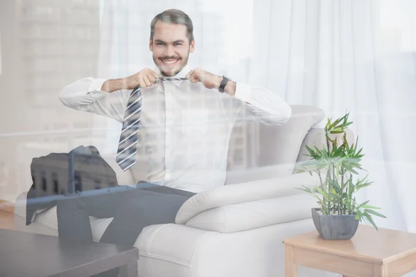 Szczęśliwy biznesmen siedzi na kanapie, postrzegane przez szkło — Zdjęcie stockowe