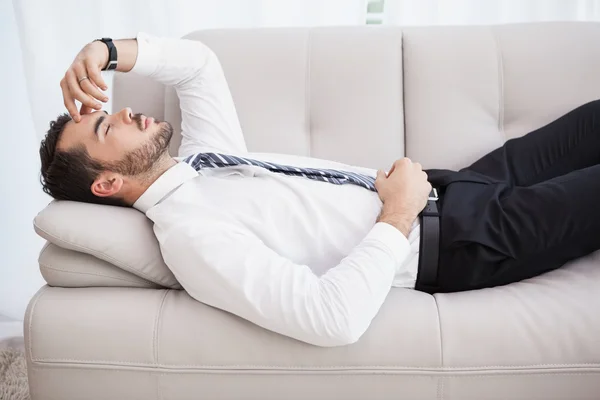 Affärsman liggande på soffan efter lång dag — Stockfoto