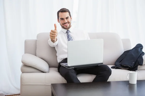 Zakenman met behulp van laptop op zijn bank — Stockfoto