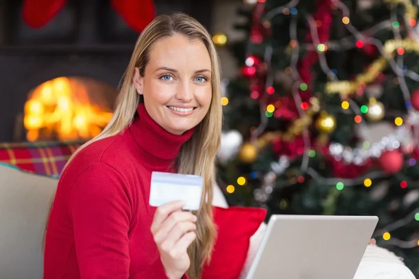 Rubia de compras en línea con el ordenador portátil en Navidad — Foto de Stock