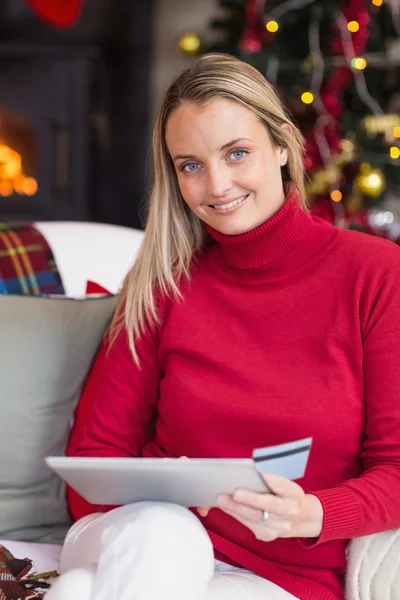 Mujer rubia festiva usando su tarjeta de crédito y tableta PC —  Fotos de Stock