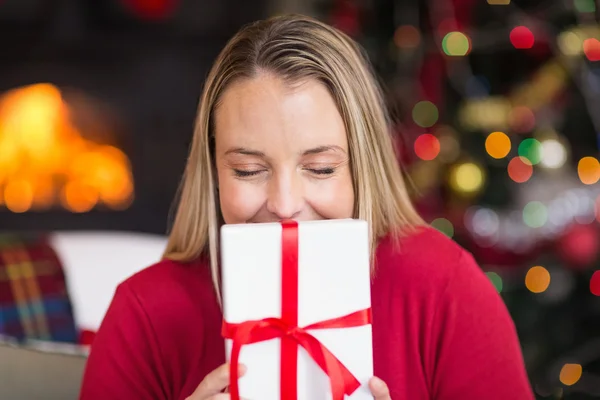 Hübsche blonde Frau mit Weihnachtsgeschenk — Stockfoto