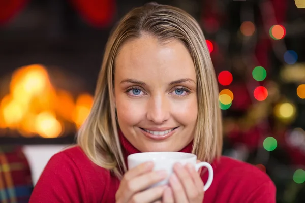 Hezká blondýnka relaxační na pohovce na Vánoce — Stock fotografie