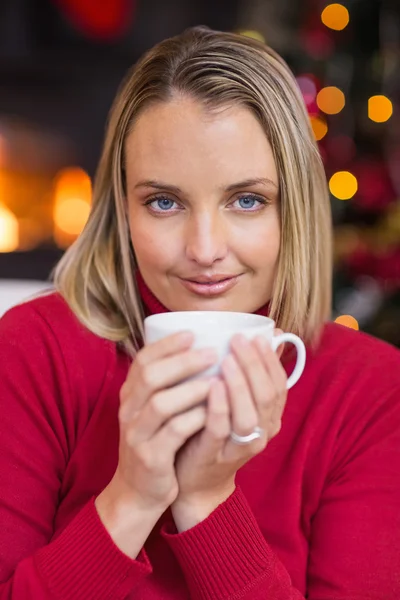 Bella bionda rilassante sul divano a Natale — Foto Stock