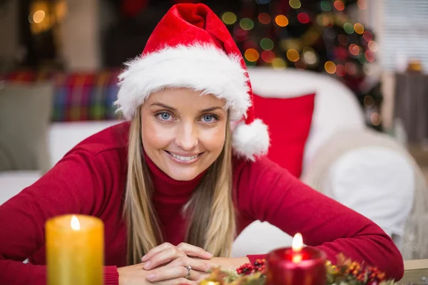 Porträtt av en leende blondin i hatt vid jul — Stockfoto