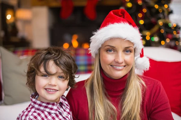 Festive mère et fils souriant à la caméra — Photo