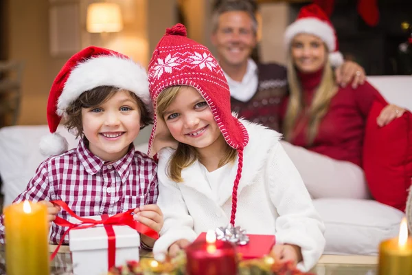 Söta familjen firar jul tillsammans — Stockfoto