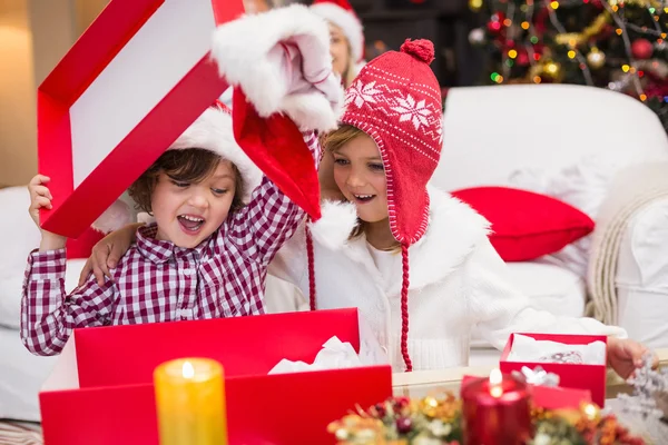 Petits frères et sœurs festifs ouvrant un cadeau — Photo