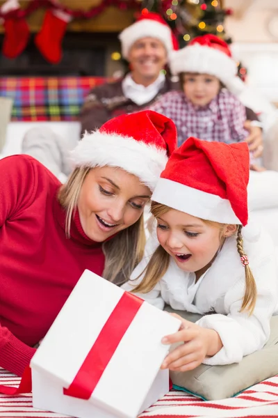 Überraschte Mutter und Tochter beim Öffnen eines Weihnachtsgeschenks — Stockfoto